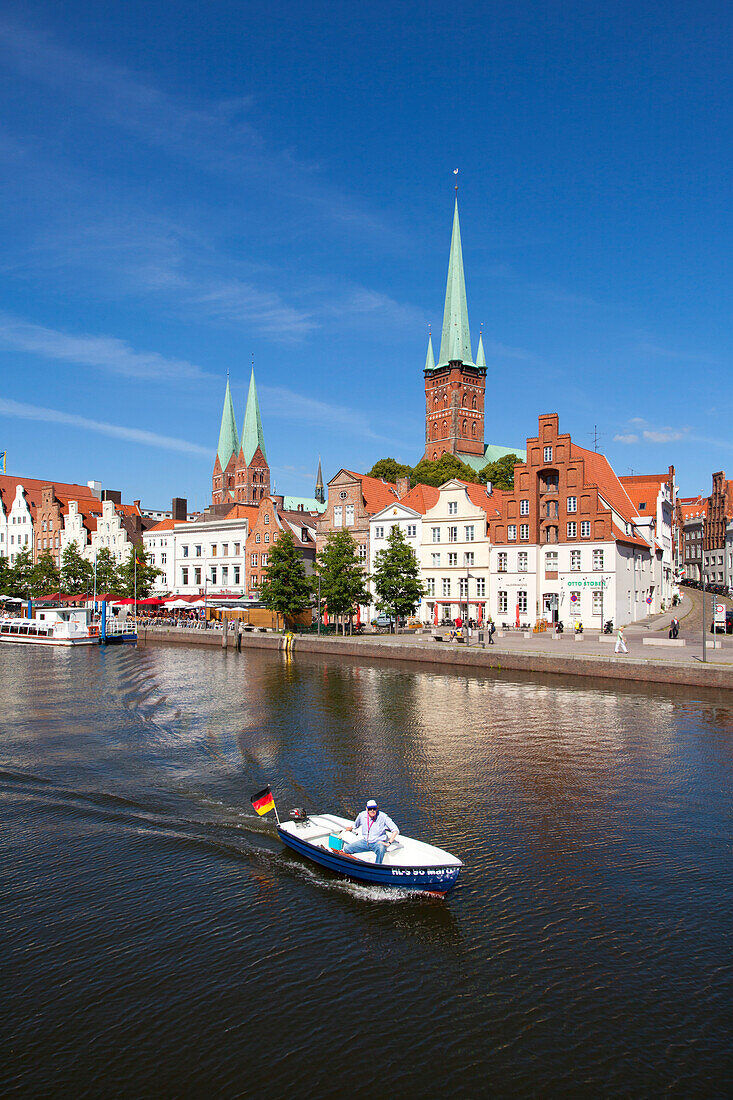 Blick über die Trave zur Altstadt mit Marienkirche und Petrikirche, Hansestadt Lübeck, Ostsee, Schleswig-Holstein, Deutschland