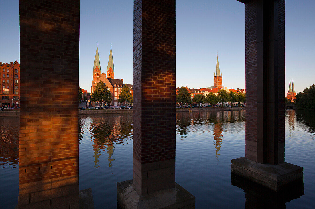 Blick über Holstenhafen Altstadt mit Marienkirche und Petrikirche, Hansestadt Lübeck, Schleswig-Holstein, Deutschland