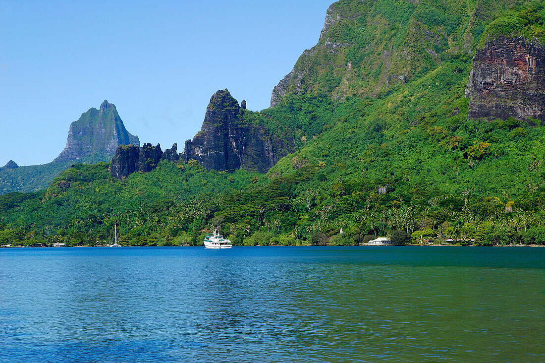 French Polynesia, Mooréa, cruise-ship, landscape