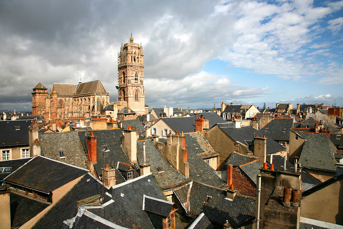 France, Midi-Pyrénées, Aveyron, Rodez, old city and Notre-Dame cathedral