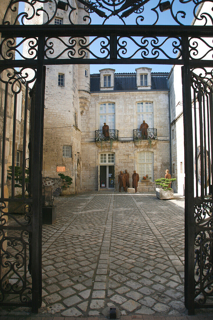 France, Poitou-Charente, Charente -Maritime, Saintes, Echevinage museum