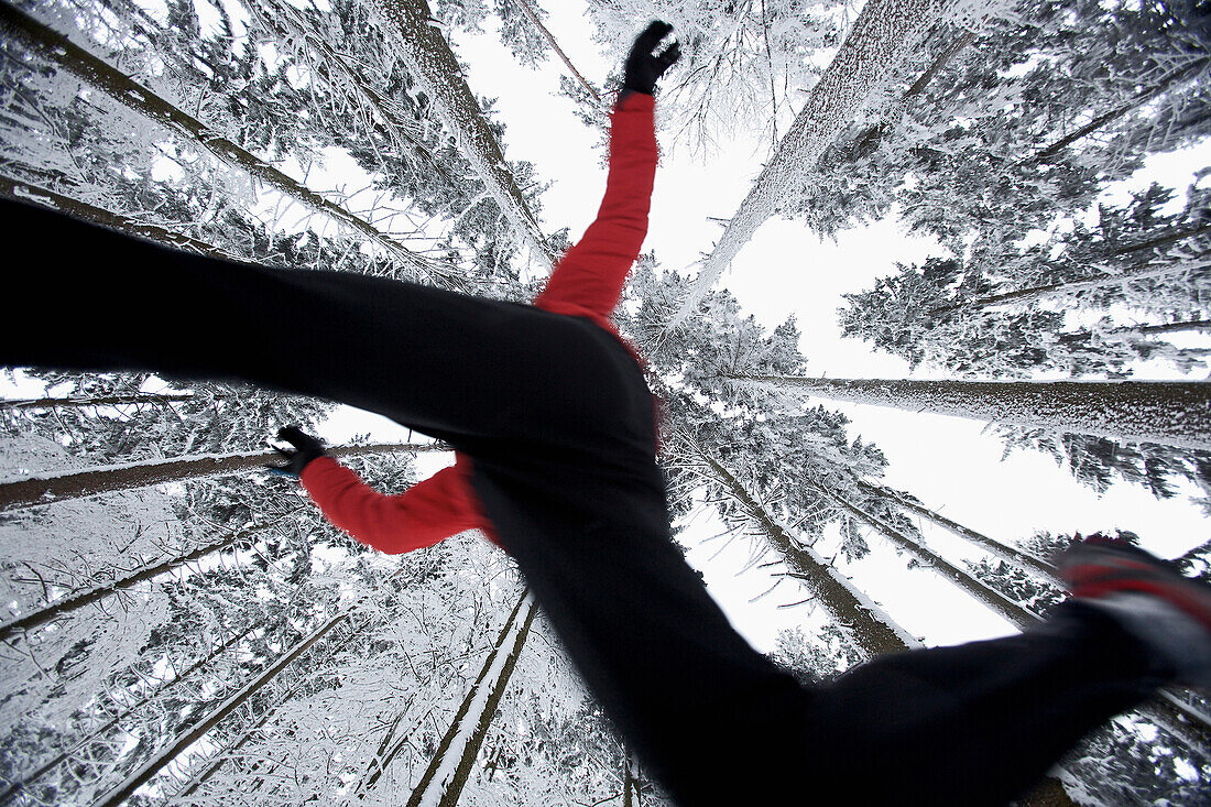 Mann joggt durch Winterlandschaft, Irsee, Bayern, Deutschland