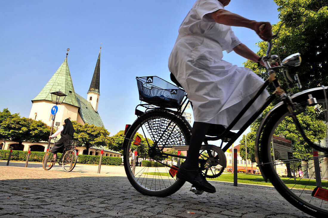 Radfahrer am Kapellplatz, Altötting, Oberbayern, Bayern, Deutschland, Europa