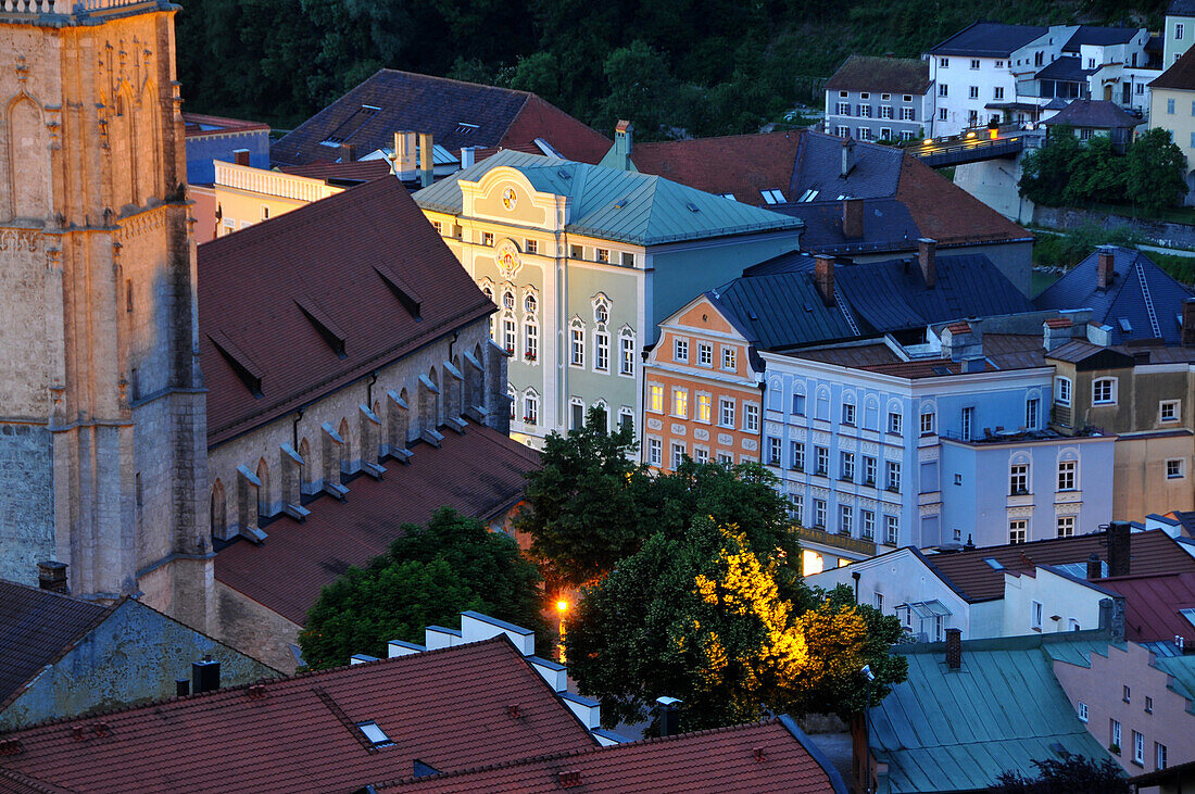 Blick auf Häuser und Kirche am Abend, Burghausen, Bayern, Deutschland, Europa