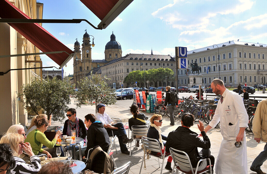 Menschen vor dem Café Schumann in der Ludwigstrasse mit Theatinerkirche, München, Bayern, Deutschland, Europa