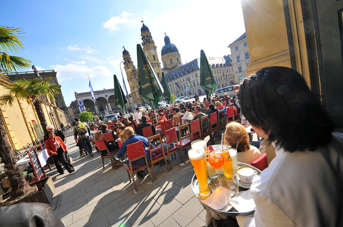 People at Cafe Tambosi am Odeonsplatz mit Theatinerkirche, München, Bayern, Deutschland, Europe