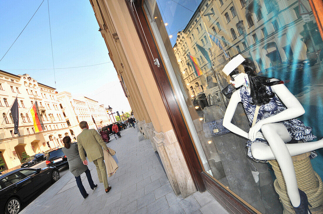 Menschen und Schaufenster in der Maximilianstraße, München, Bayern, Deutschland, Europa