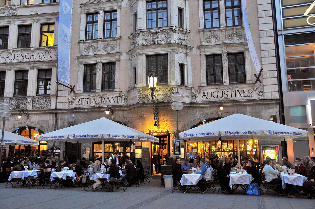 Menschen vor dem Restaurant Augustiner in der Fußgängerzone, Neuhauserstraße, München, Bayern, Deutschland, Europa
