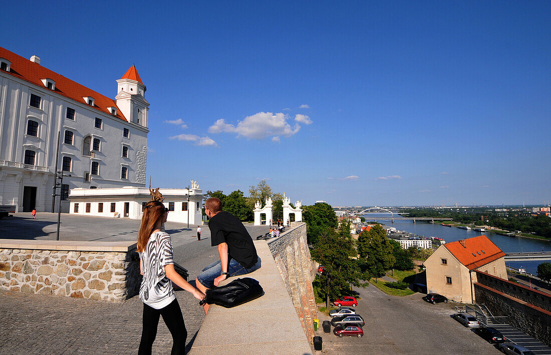 Menschen auf der Burg von Bratislava, Slowakei, Europa