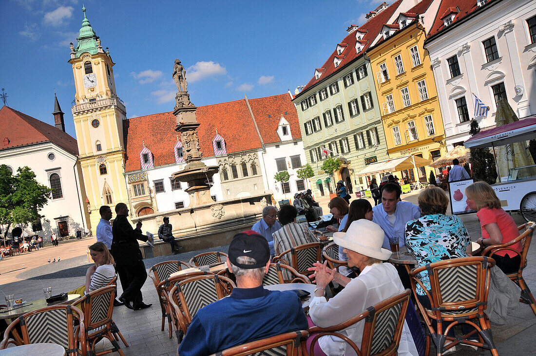 Menschen auf dem Marktplatz mit Rathaus, Altstadt, Bratislava, Slowakei, Europa