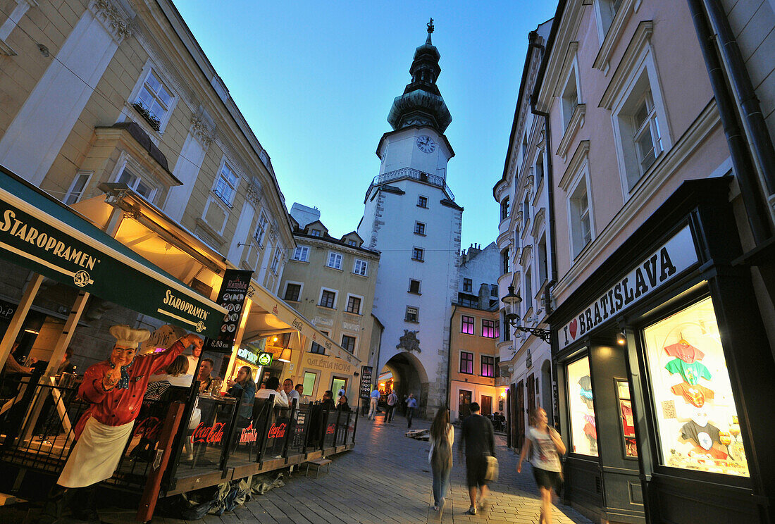 Menschen vor dem Michaelertor in der Altstadt, Bratislava, Slowakei, Europa