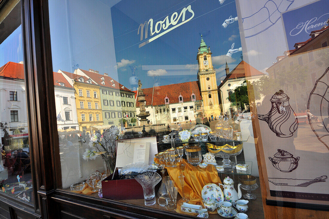 Rathaus spiegelt sich im Schaufenster eines Geschäfts, Altstadt, Bratislava, Slowakei, Europa