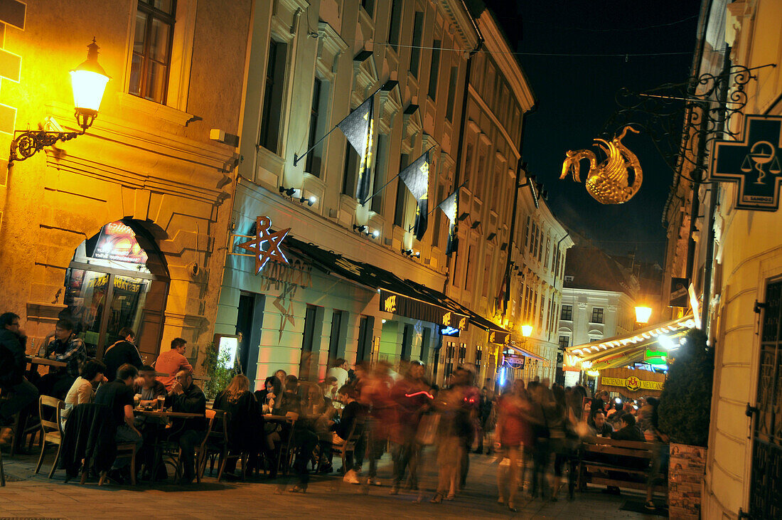 Menschen in den Gassen der Altstadt bei Nacht, Bratislava, Slowakei, Europa