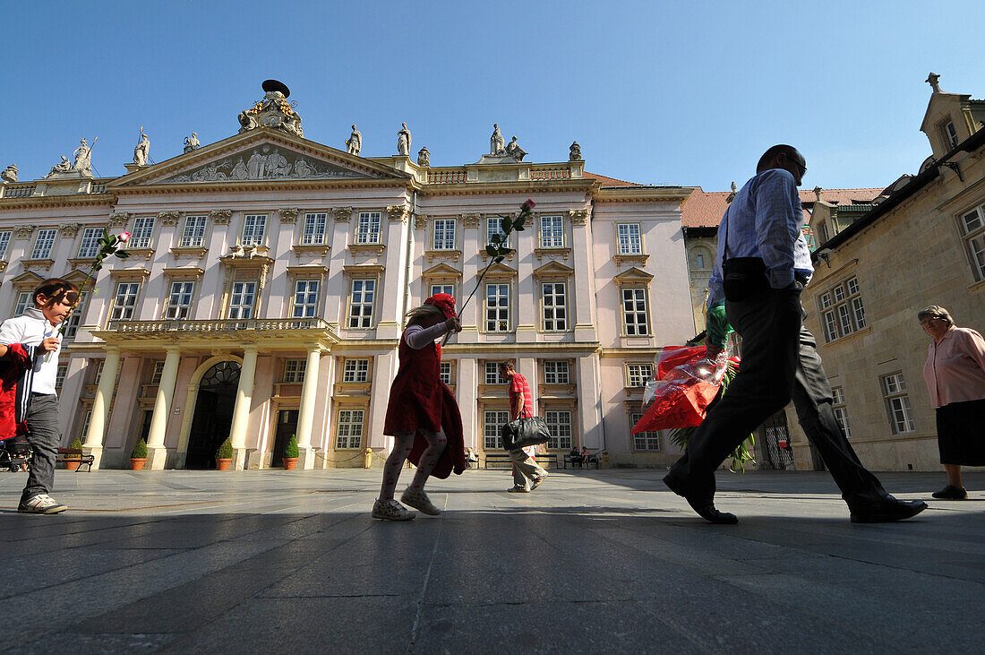 Menschen vor dem Primatialpalais in der Altstadt, Bratislava, Slowakei, Europa