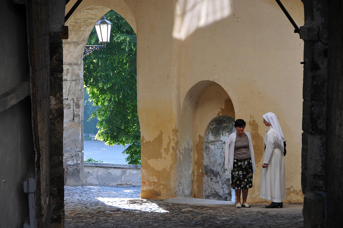 Nonne an der Kathedrale St. Emeran, Nitra, West- Slowakei, Europa