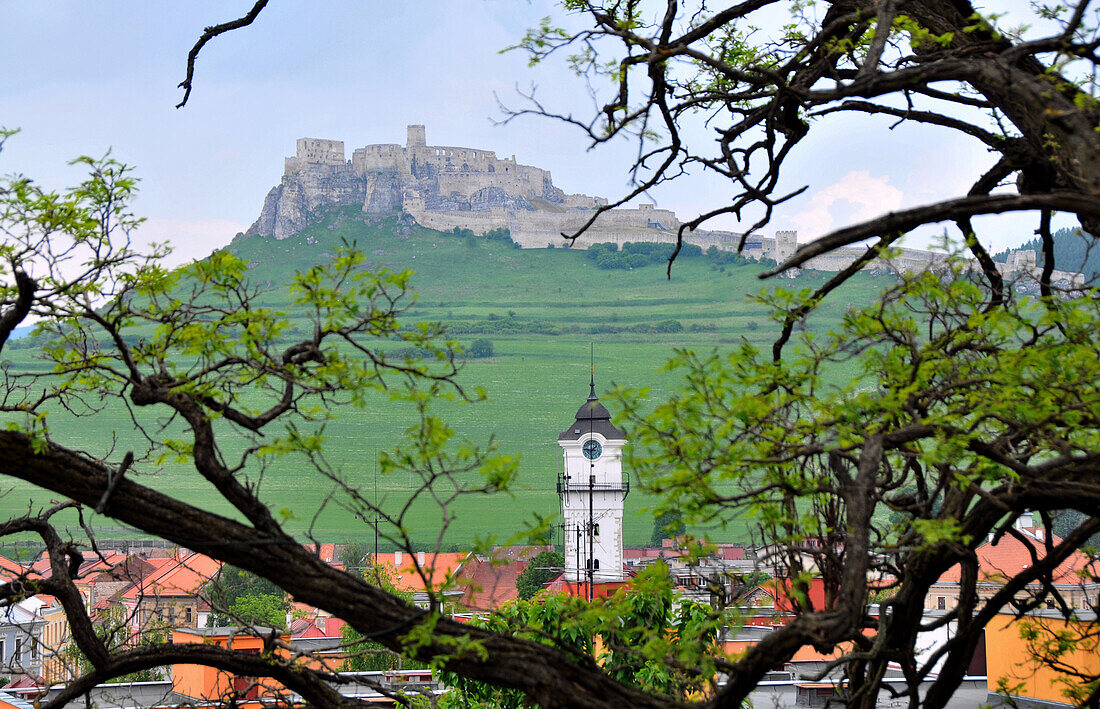Blick über die Stadt Spisske Podhradie auf die Zipser Burg, Slowakei, Europa
