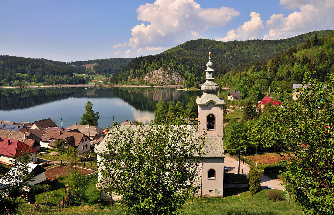 Dorf an einem See im Nationalpark Slowakisches Paradies, Slowakei, Europa