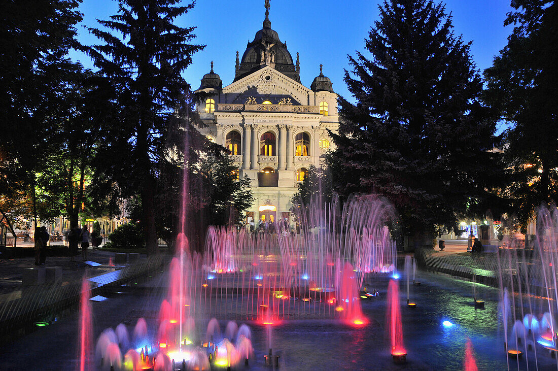 Der beleuchtete singende Brunnen am Theater am Abend, Kosice, Ost- Slowakei, Europa