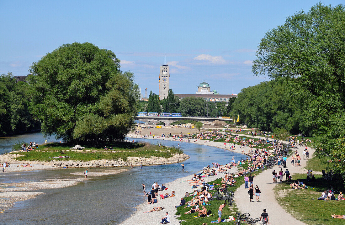 Menschen am Ufer der renaturierten Isar im Sonnenlicht, München, Bayern, Deutschland, Europa