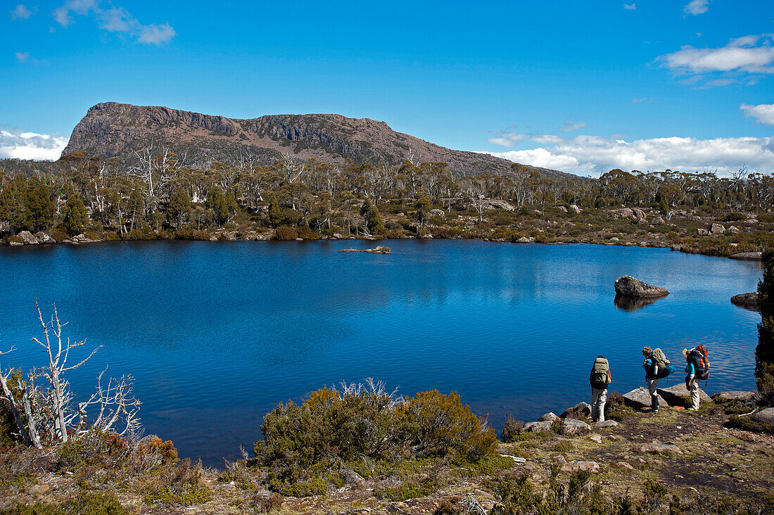 Drei Trekker am Ufer des Solomon Jewels, Walls of Jerusalem National Park, UNESCO Weltnaturerbe, Tasmanien, Australien