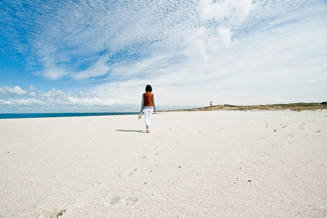 Frau läuft barfuß am Strand, Ellenbogen, Insel Sylt, Schleswig Holstein, Deutschland, Europa