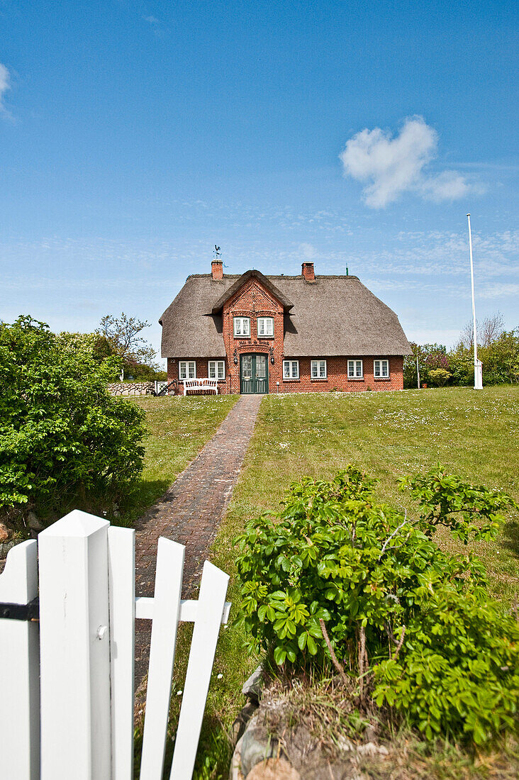 Reetdachhaus im Sonnenlicht, List, Insel Sylt, Schleswig Holstein, Deutschland, Europa