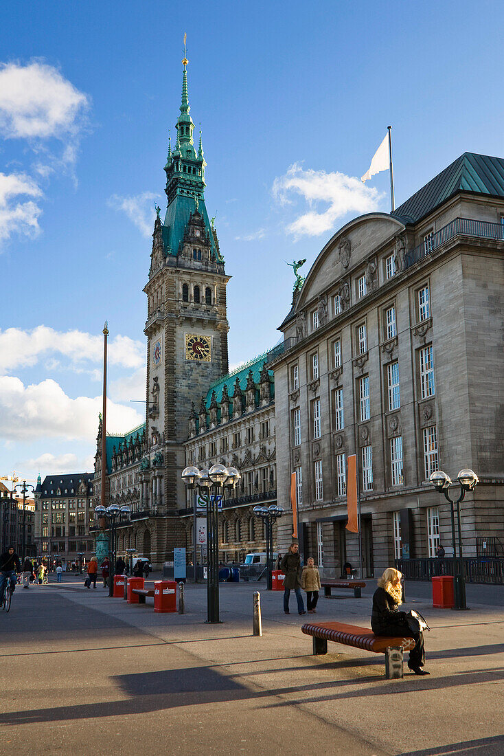 Blick auf Rathaus mit Uhrturm, Hamburg, Deutschland, Europa