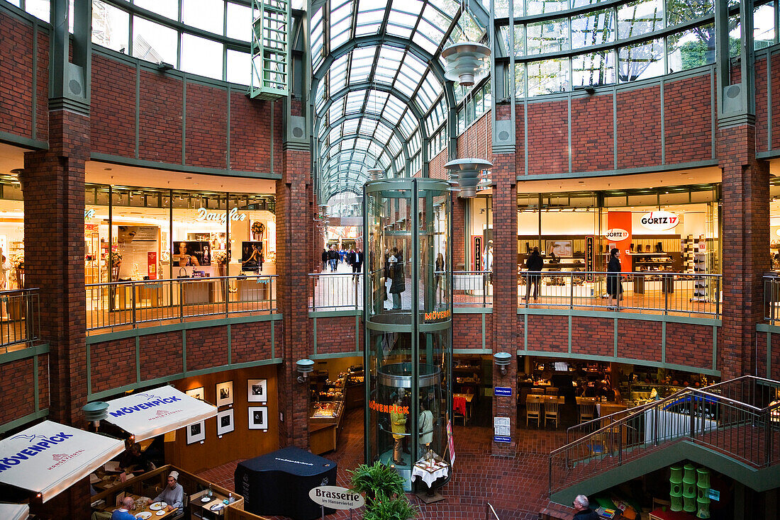 Beleuchtete Geschäfte in einem Einkaufszentrum, Hanse Viertel, Hansestadt Hamburg, Deutschland, Europa
