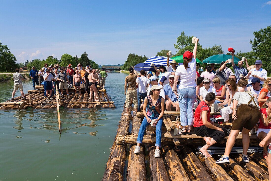 Menschen auf einem Floss auf der Isar, Oberbayern, Deutschland, Europa