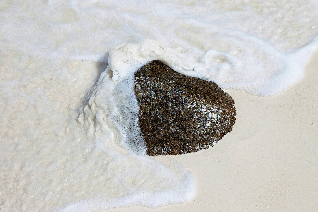 Brandung umspühlt Felsen an feinem weissen Sandstrand, Similan Inseln, Andamanensee, Thailand