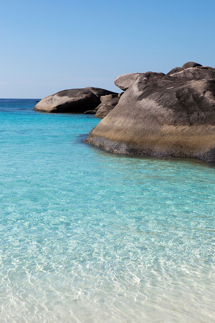 Glasklares Wasser umspühlt Felsen des Sail Rock, Similan Inseln, Andamanensee, Thailand