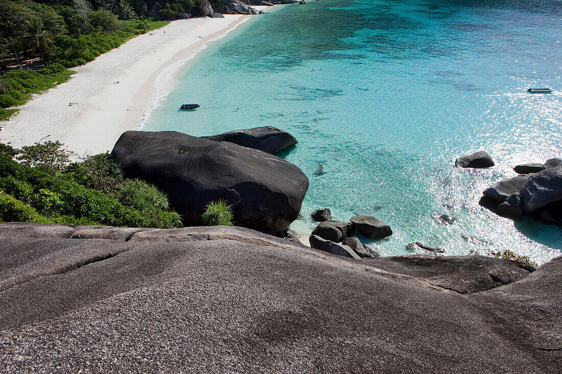 Blick vom Sail Rock runter auf desen Strand und Korallenbänke, Similan Inseln, Andamanensee, Thailand