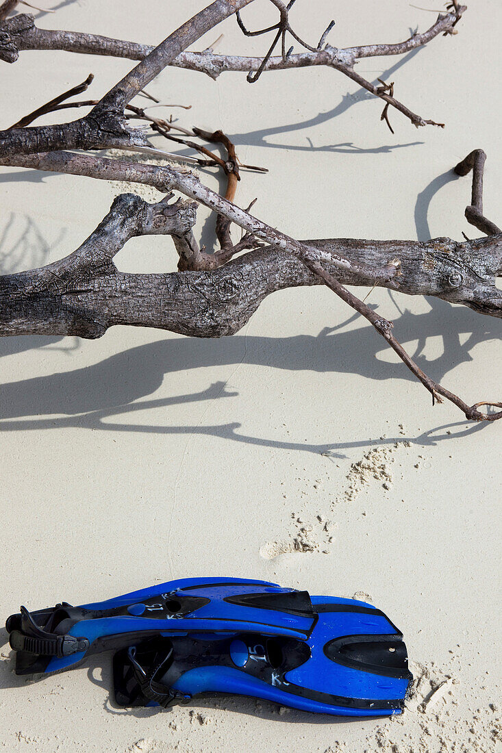 Taucherflossen auf tropischen weissen Sandstrand, Similan Inseln, Andamanensee, Thailand