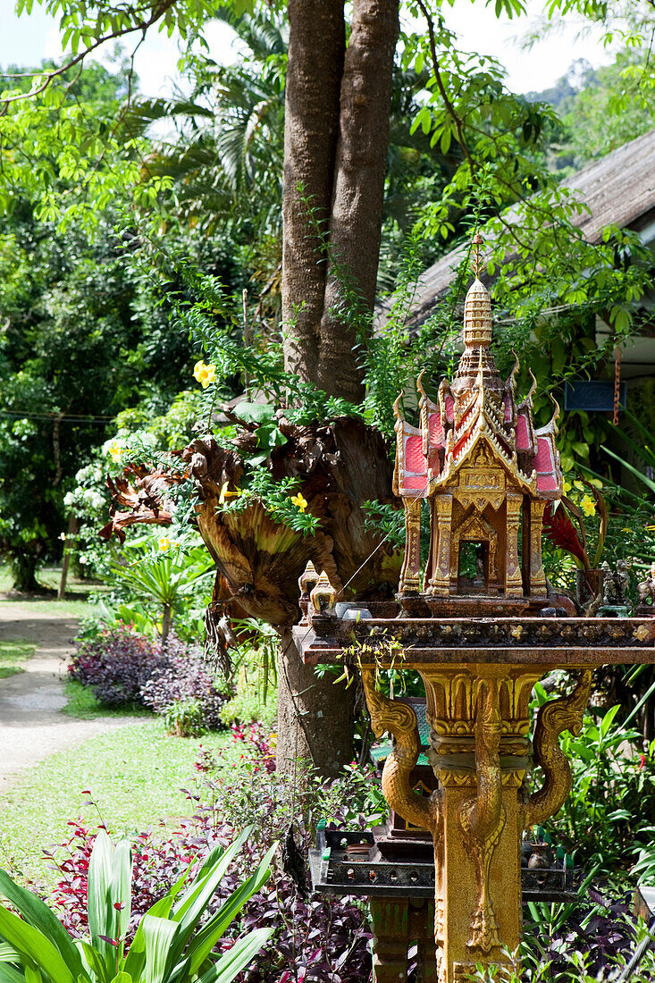 Ein Geisterhäuschen vor einem Wohnhaus, Khao Sok Nationalpark, Andamanensee, Thailand