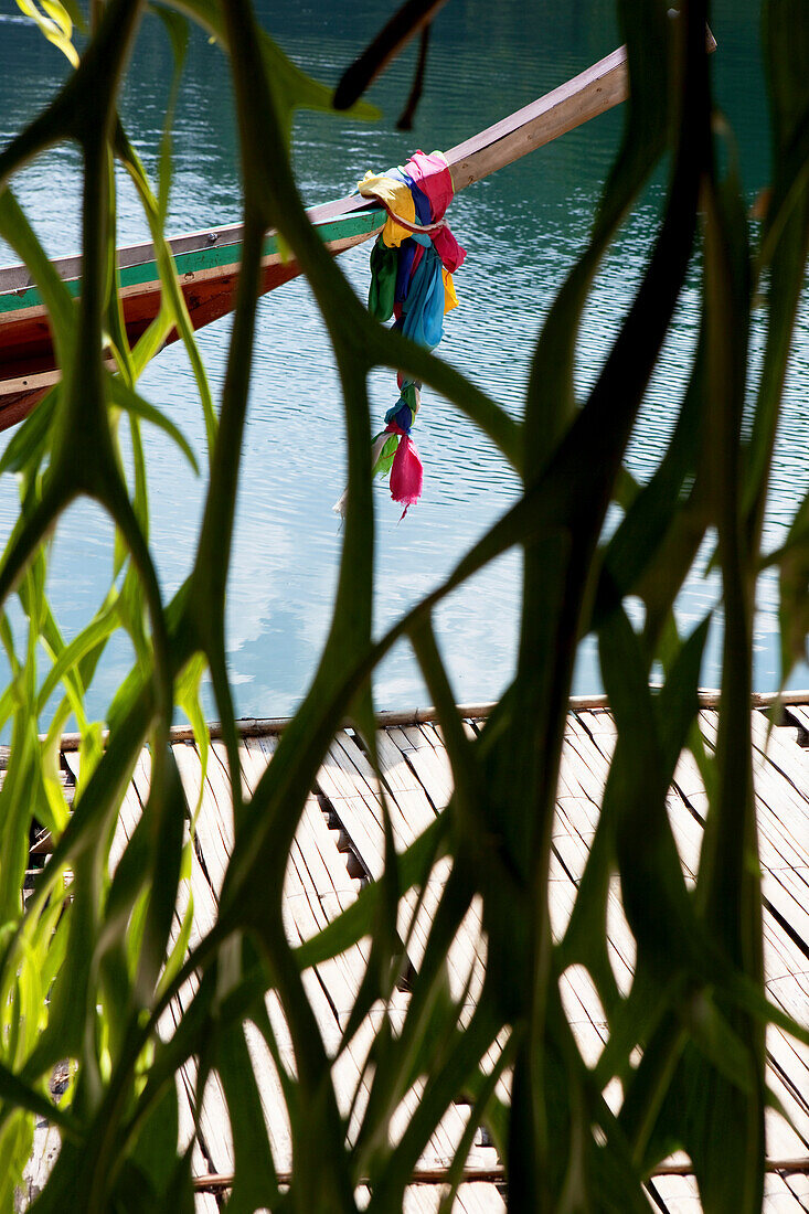 Longtailboot mit Gebetsfahnen auf dem Stausee des Khao Sok Nationalparks, Khao Sok Nationalpark, Andamanensee, Thailand