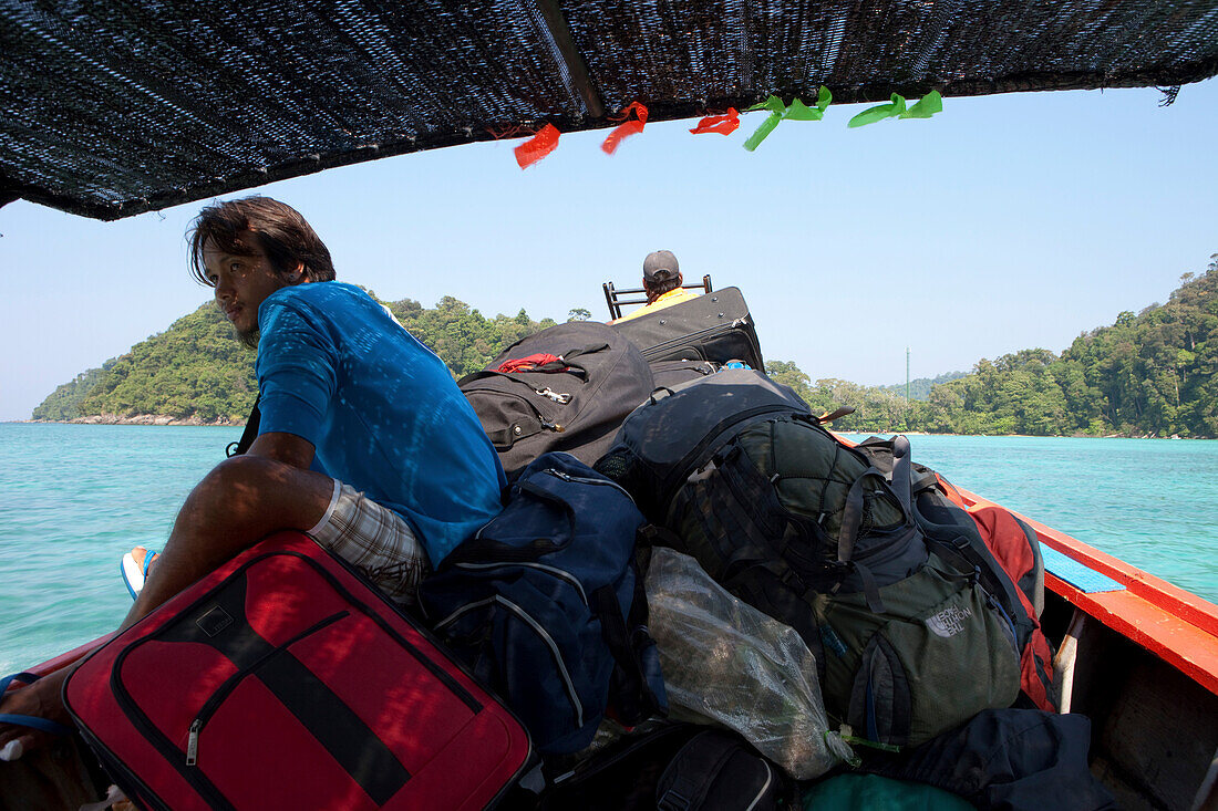 Touristentransfer auf einem Longtailboot zum Hat Mai Ngam Strand, Koh Surin Meeresnationalpark, Andamanensee, Thailand