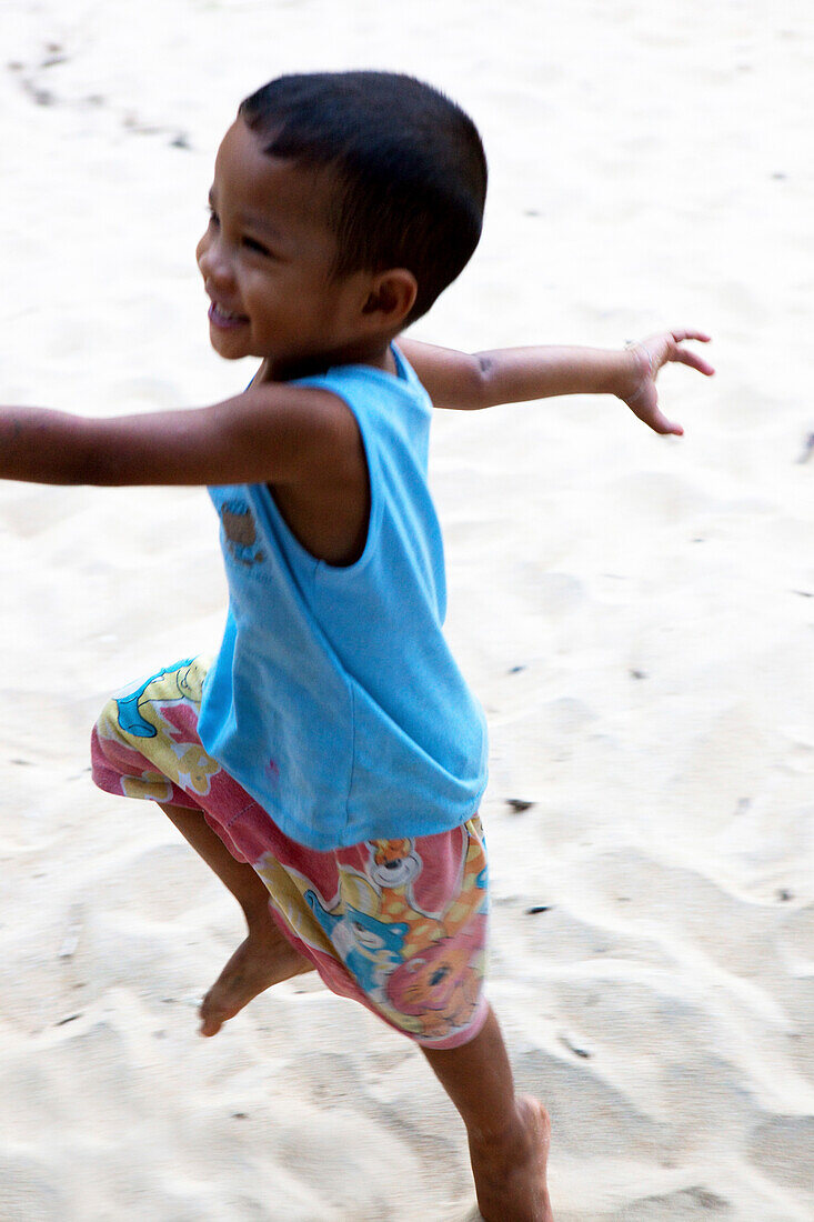 Thailändischer Junge am Strand des Ökoresorts auf Koh Ra, Koh Ra, Andamanensee, Thailand
