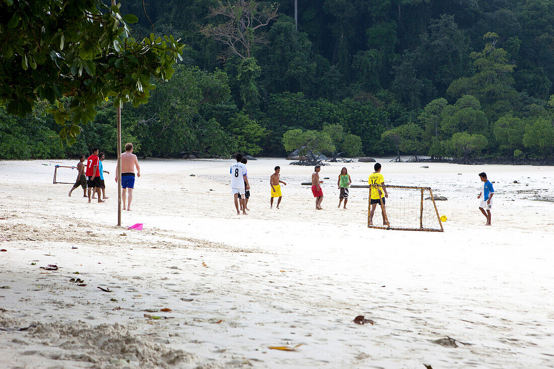 Menschen spielen Fussball am Hat Mai Ngam Strand, Koh Surin Meeresnationalpark, Andamanensee, Thailand