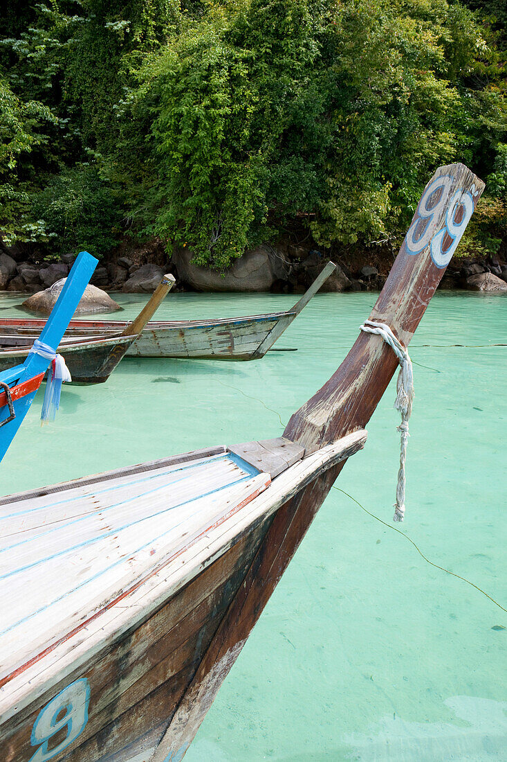 Longtailboote beim Headquarter auf Koh Surin, Koh Surin Meeresnationalpark, Andamanensee, Thailand