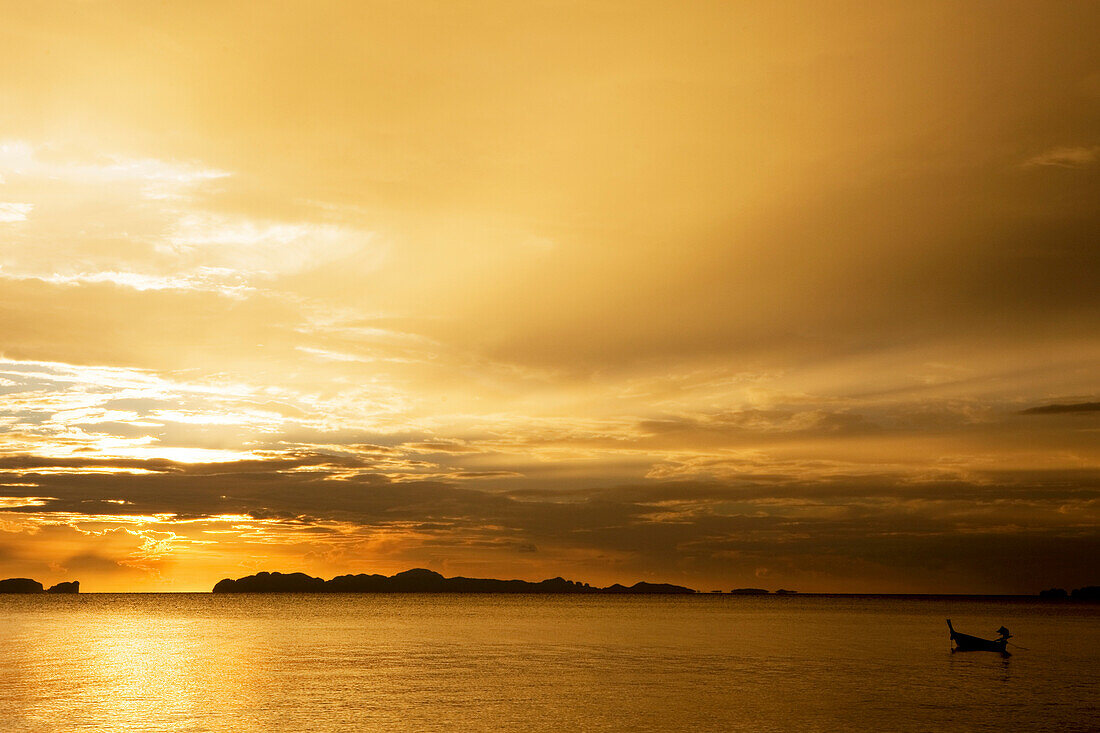 Sonnenuntergang mit Boot und Blick auf Koh Phi Phi von Koh Jum aus, Koh Jum, Andamanensee, Thailand