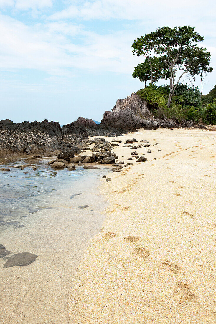 Fußspuren im Sand an einem Strand auf Koh Jum, Koh Jum, Andamanensee, Thailand