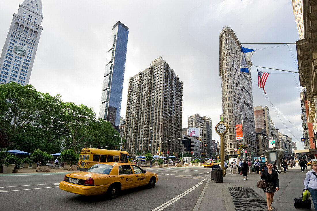 Flatiron Building und Broadway mit Schulbus und Taxi, Manhattan, New York, USA