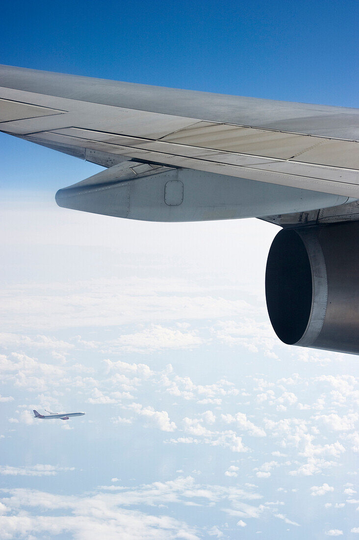 Blick aus Flugzeug auf Wolken und ein anderes Flugzeug