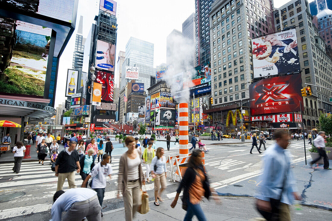 Times Square und Broadway mit Menschen mit Bewegungsunschärfe, Manhattan, New York, USA