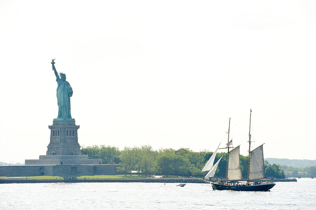 Freiheitsstatue und altes Segelschiff, New York, USA