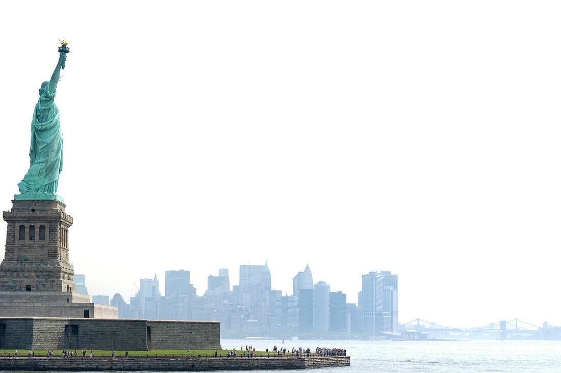 Freiheitsstatue und Skyline von Manhattan, UNESCO Weltkulturerbe, New York, USA
