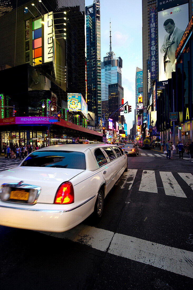 Nächtlicher Times Square und Broadway, Manhattan, New York, USA