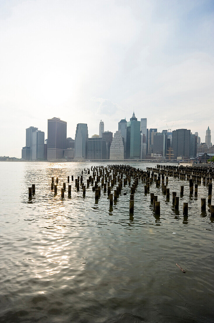 Skyline von Manhattan von Brooklyn aus gesehen, New York, USA