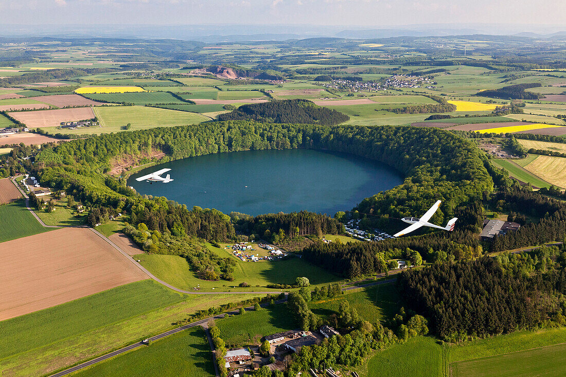 Luftbild von Segelflugzeugen über dem Pulvermaar, Landkreis Daun, Rheinland Pfalz, Deutschland, Europa