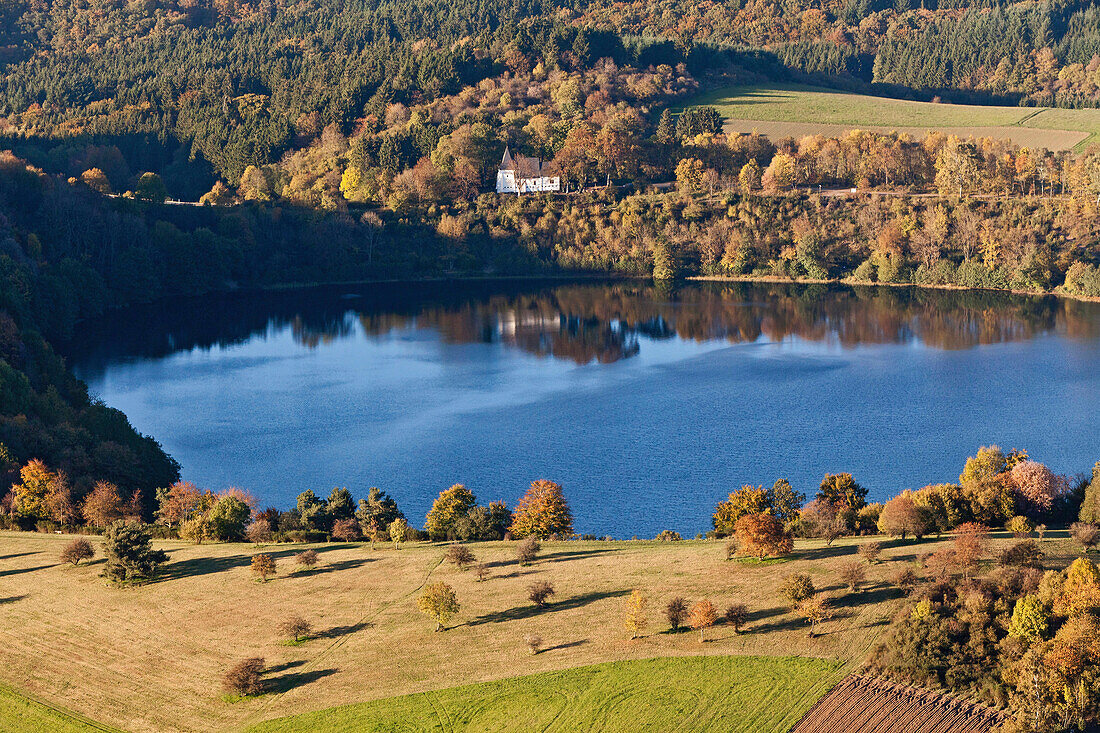 Luftbild des Weinfelder Maars, Weinfelder Kapelle am Toten Maar, Landkreis Daun, Herbst, Rheinland Pfalz, Deutschland, Europa